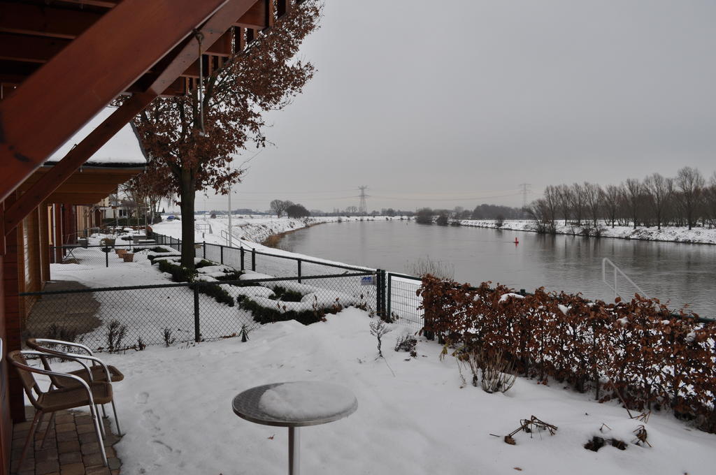 Villa Thuiskomen, Genieten Aan Het Water Maaseik Zimmer foto