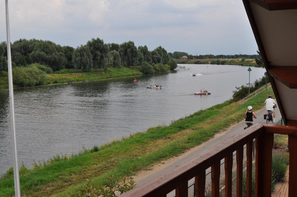 Villa Thuiskomen, Genieten Aan Het Water Maaseik Zimmer foto